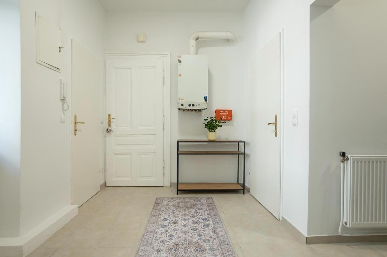 Modern Apartment With A Balcony Near Belvedere Vienna Exterior photo
